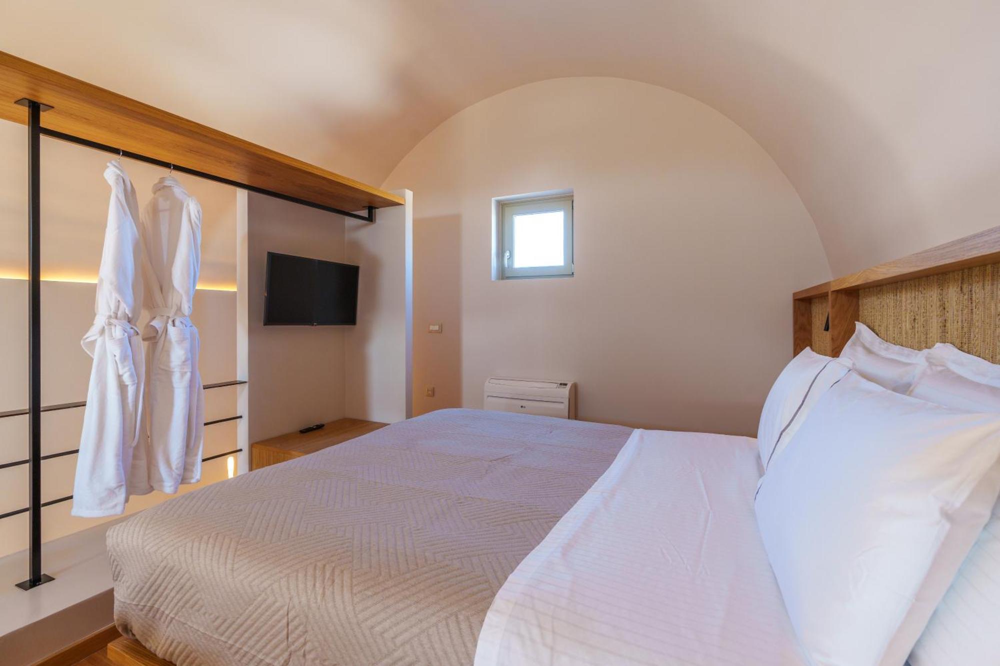 Willa Halo Santorini - Living Experience